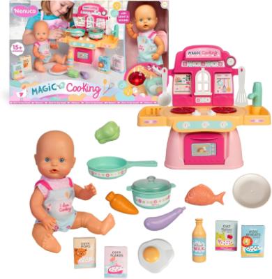 Nenuco Magic Cooking, Bambola 30 cm, corpo rigido, con piccola cucina con luci e suoni e accessori,+3 anni, Famosa