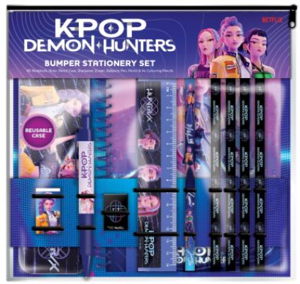 Set di cancelleria K-Pop Demon Hunters di CYPBRANDS include un quaderno A5, astuccio, righello, temperamatite, gomma, penna a sfera, matita e matite colorate, il tutto confezionato in una pratica custodia trasparente riutilizzab